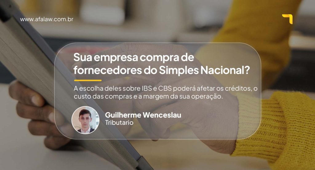 Pessoa segurando um celular em imagem sobre fornecedores do Simples Nacional